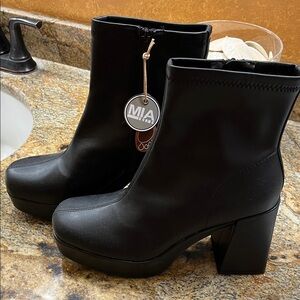 MIA Platform Boots Size 8.5 NEW